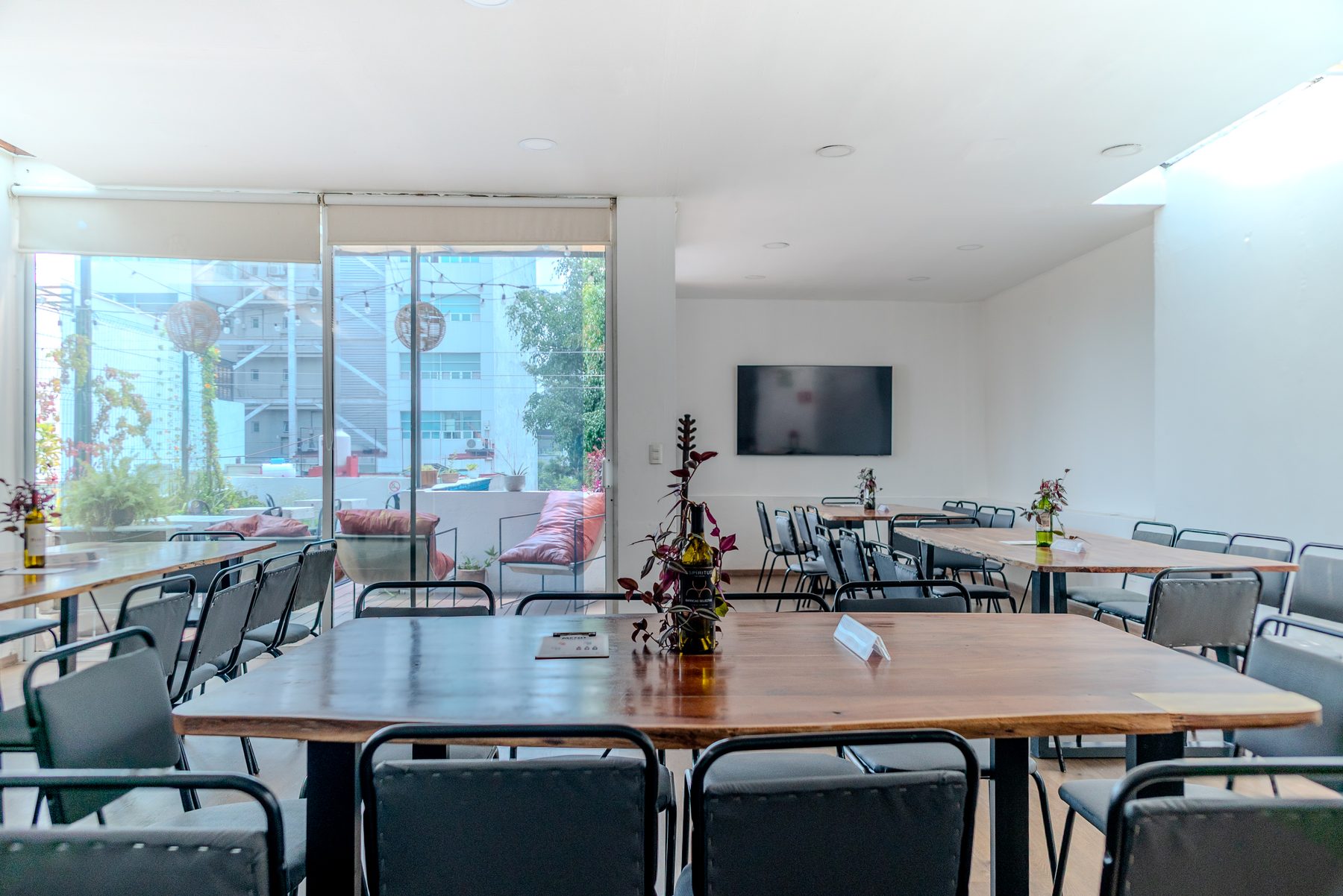 sala multiusos con mesa larga y ventanal