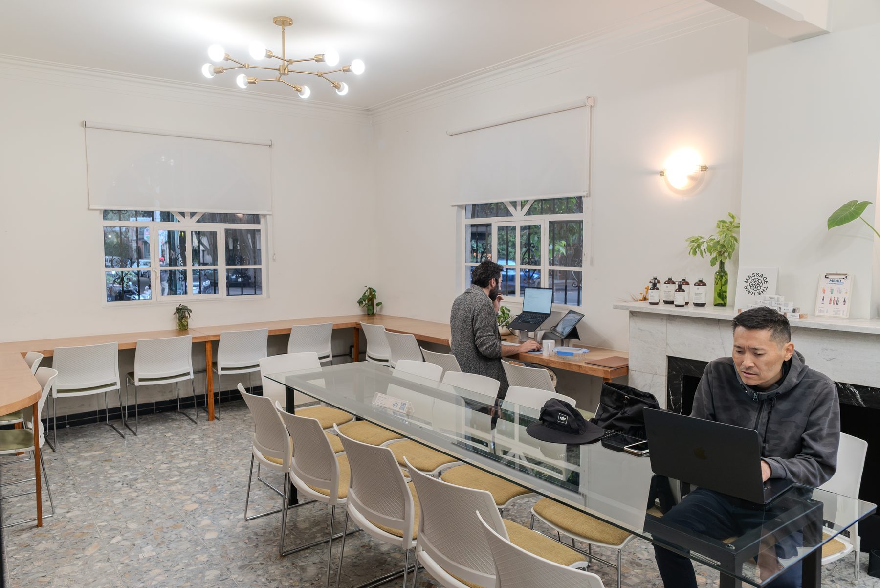 salón con chimenea y personas trabajando
