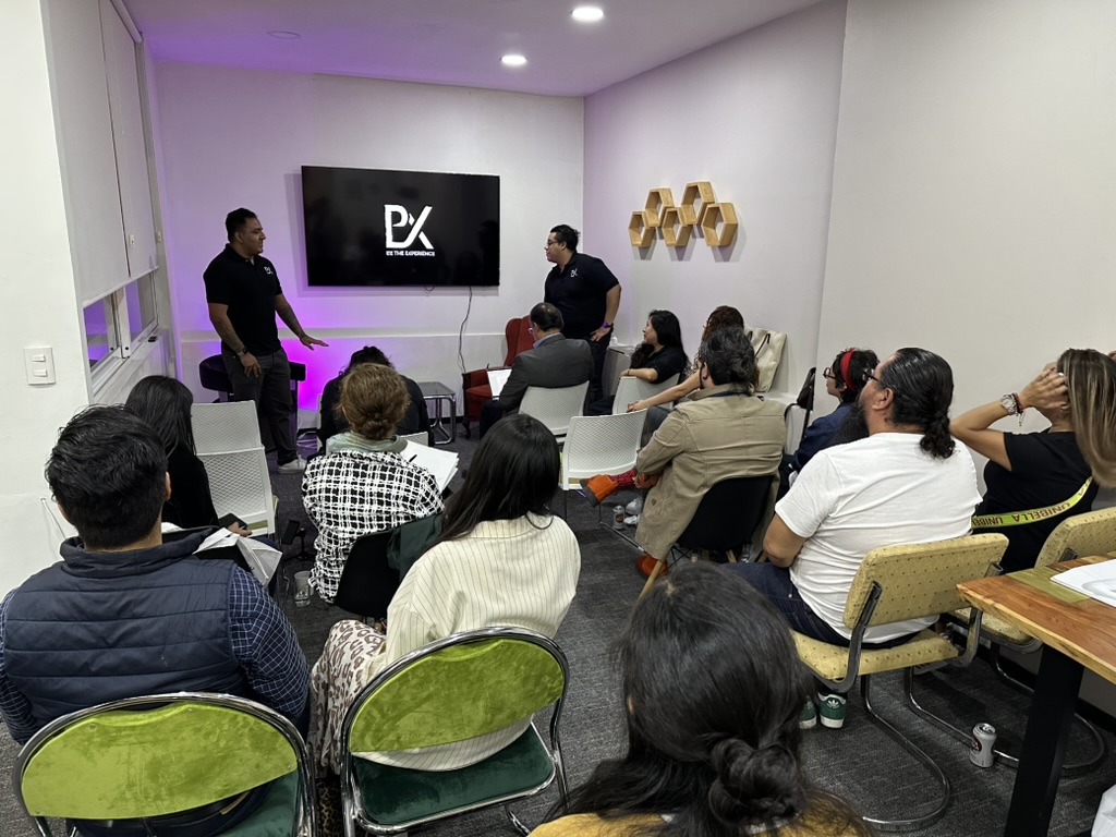 charla de habitar con público frente a la pantalla